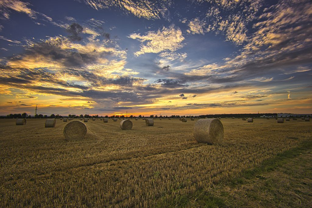 Strohballen unter tollem Himmel